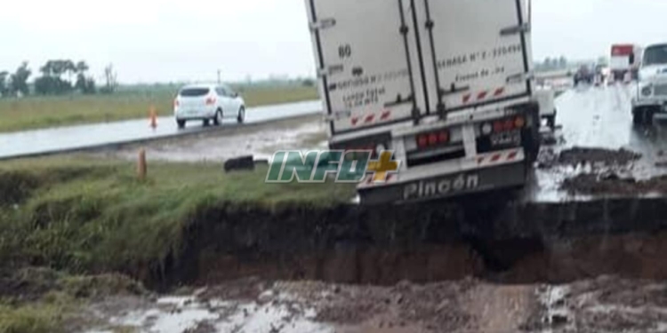 Un camión terminó hundido en la Ruta 34 tras el temporal