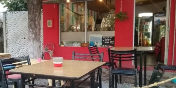 Robaron en un bar de Andino con armas, bajo amenazas y golpes