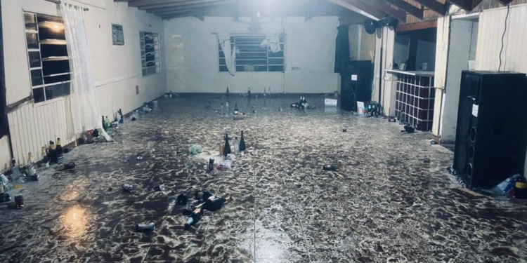 Desbarataron una fiesta a metros de la autopista con cientos de personas