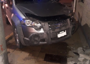 Esquivó una moto y se estrelló contra la oficina del API