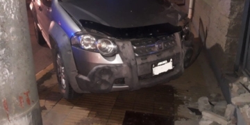 Esquivó una moto y se estrelló contra la oficina del API