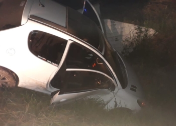 Despistó, impactó contra un poste y terminó en un canal de desagüe