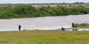 Buscan a un policía que desapareció en el río Coronda tras un accidente náutico