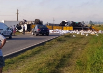Un camionero perdió la vida al volcar en Ruta 10: hay corte total