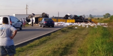 Un camionero perdió la vida al volcar en Ruta 10: hay corte total