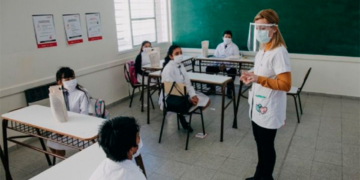 Este miércoles comienzan a vacunar a docentes en la provincia