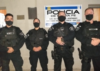 En brazos, policías rescataron a dos adultos mayores de un incendio