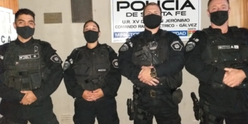 En brazos, policías rescataron a dos adultos mayores de un incendio