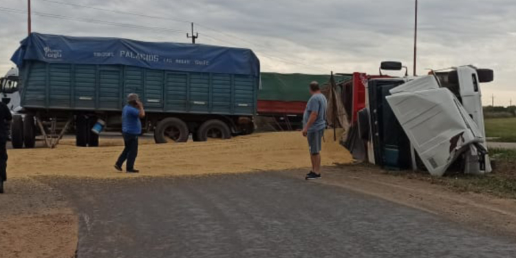Totoras: dos camiones impactaron y uno volcó en el cruce de Rutas 34 y 91