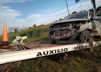 Un auto reventó una cubierta y colisionó en el peaje de Timbúes