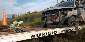 Un auto reventó una cubierta y colisionó en el peaje de Timbúes