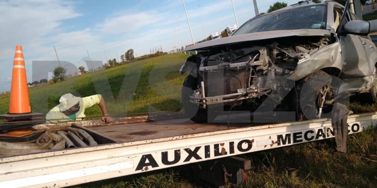Un auto reventó una cubierta y colisionó en el peaje de Timbúes