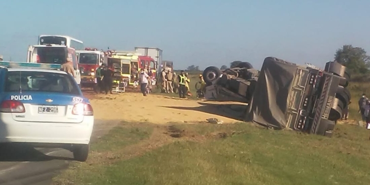 Fuerte choque entre camiones en autopista: un chofer quedó atrapado
