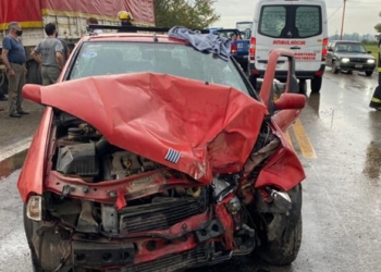 Un auto impactó contra un camión estacionado en Ruta 34