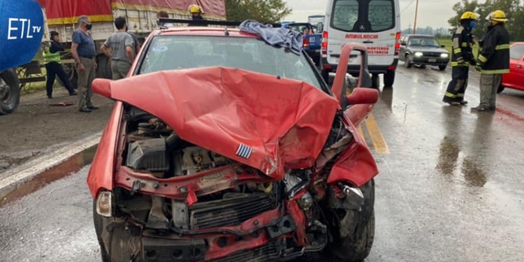 Un auto impactó contra un camión estacionado en Ruta 34