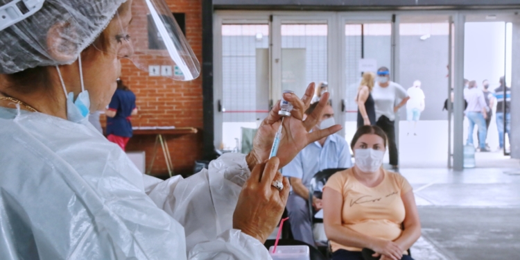 Quejas por la vacunación: viven y trabajan en Gaboto pero los turnaron en Rosario y no pudieron  ir