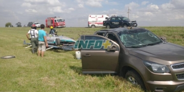 Una camioneta que llevaba un auto de carrera volcó en Ruta 34 
