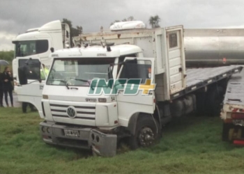 Un auto, un camión y un nuevo accidente en autopista