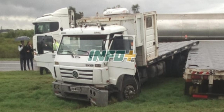 Un auto, un camión y un nuevo accidente en autopista
