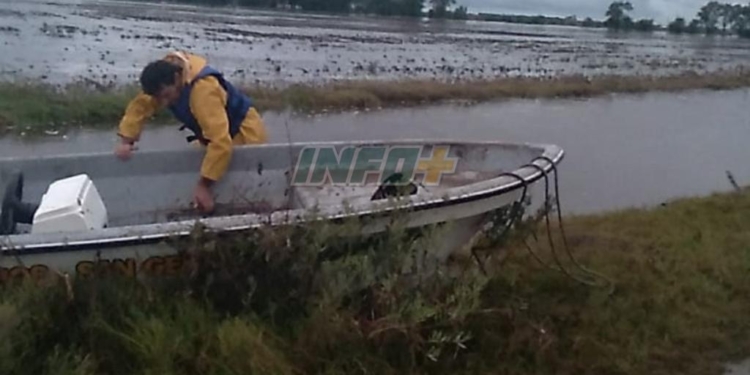Bomberos de San Genaro rescataron en lancha a 11 personas en campos anegados