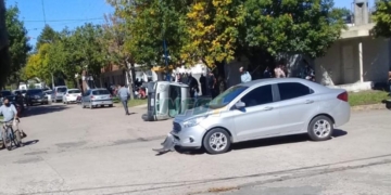 Choque y vuelco en el centro de San Genaro