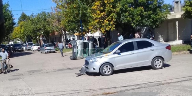 Choque y vuelco en el centro de San Genaro