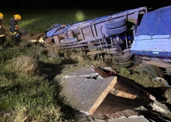 Un camión destruyó una garita de colectivos en Ruta 34 y volcó