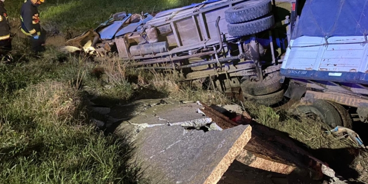 Un camión destruyó una garita de colectivos en Ruta 34 y volcó