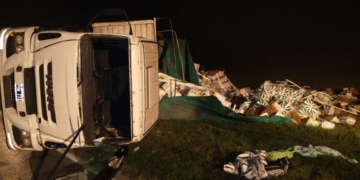 Un camión volcó entre Centeno y San Genaro: su chofer fue hospitalizado