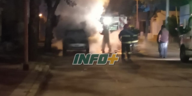Ardió un auto en la madrugada de Totoras: investigan si fue intencional