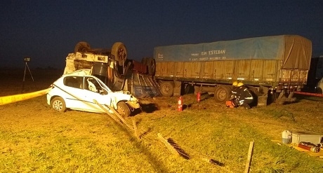 Una docente murió en un trágico accidente entre un camión y un auto