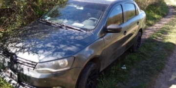 Hallaron en Timbúes el auto usado para robar en Maciel con patente adulterada