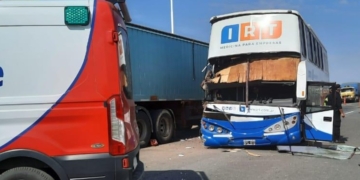 Un colectivo impactó contra un camión en autopista: un herido