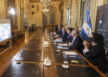 Alberto Fernández le pidió a Perotti «hacer cumplir las restricciones»