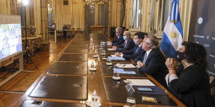 Alberto Fernández le pidió a Perotti «hacer cumplir las restricciones»