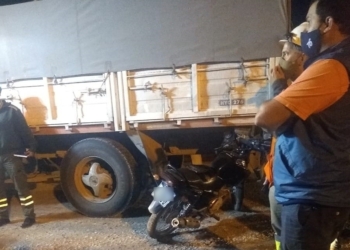 Una moto terminó abajo de un camión y su conductor herido