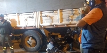 Una moto terminó abajo de un camión y su conductor herido