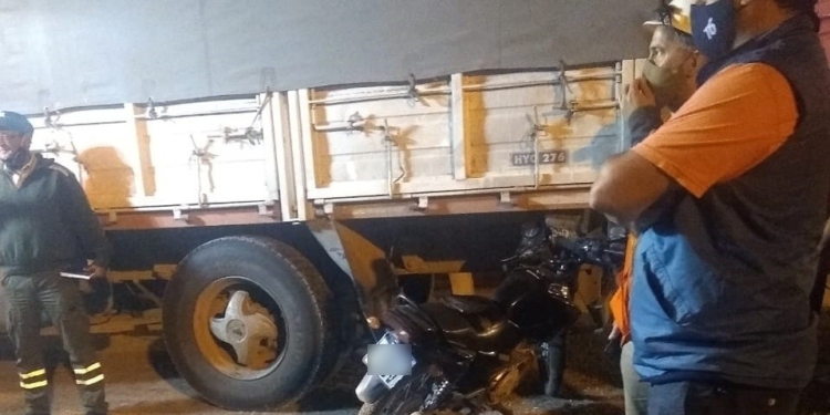 Una moto terminó abajo de un camión y su conductor herido