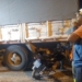 Una moto terminó abajo de un camión y su conductor herido