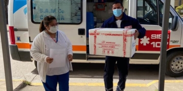 Correa llegó a las mil personas vacunadas y realizaron un abrazo simbólico