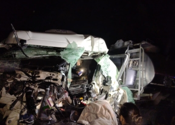 Barrancas: dos camiones chocaron en autopista y un chofer resultó herido