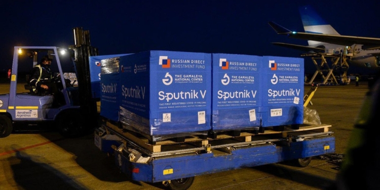 Llegó al país un nuevo vuelo con 500 mil dosis de vacunas Sputnik V