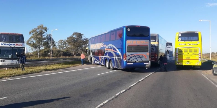 Corte total en autopista por protesta de los trabajadores de turismo