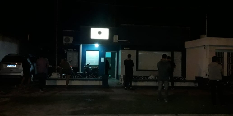 Timbúes: escuchó ruidos en el patio, vino la policía y encontró a un intruso escondido