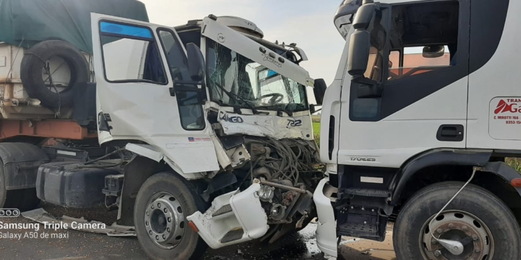 Dos camiones chocaron de frente sobre el puente de Ruta 91