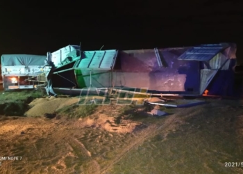 Un camión cargado volcó sobre autopista en Oliveros: hay calzada reducida