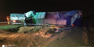 Un camión cargado volcó sobre autopista en Oliveros: hay calzada reducida