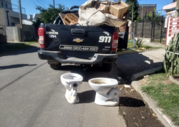 Tienen 15 años, rompieron una puerta y robaron inodoros en el club de Beltrán