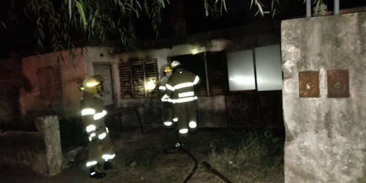 Grave incendio en una vivienda de Barrancas con pérdidas materiales