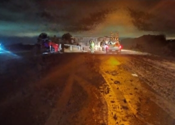 Oliveros: otro camión volcó en autopista y desparramó su carga